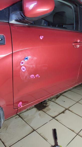 Установка клеевых грибков на дверь автомобиля