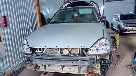 Кузовной ремонт автомобиля Приора на стапеле в автосервисе города Салават