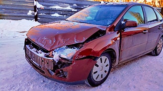 Ford Focus 2004 года прибыл в автосервис после аварии