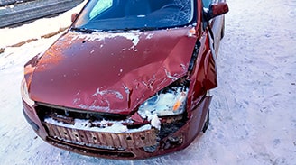 Автомобиль Ford Focus после сильной аварии на территории автосервиса